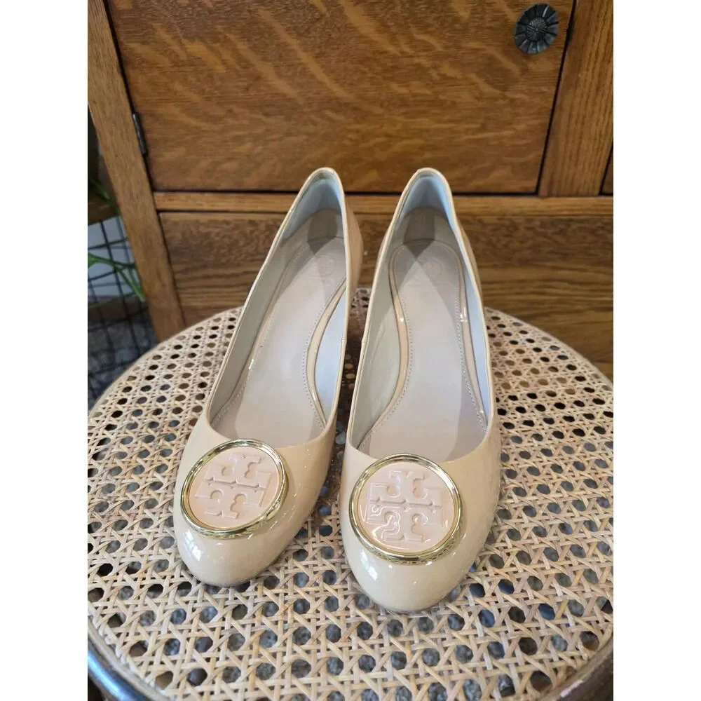 Tory Burch Twiggie Medallion Nude Patent Leather Wedge Pumps Size 9.5 Clean Girl